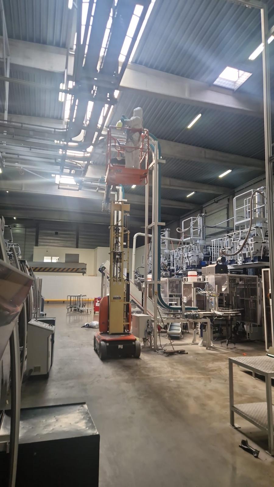 Reiniging van industriële machines op hoogte