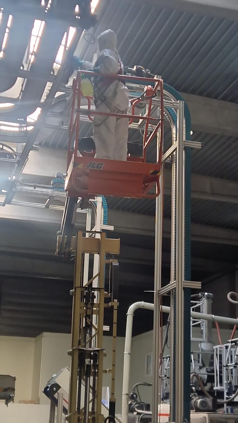 Schoonmaakwerkzaamheden fabriekshal